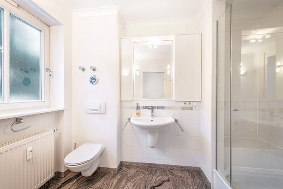 Badezimmer mit Tageslicht