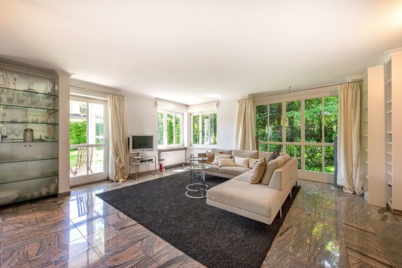 Lichterfüllter Wohnbereich