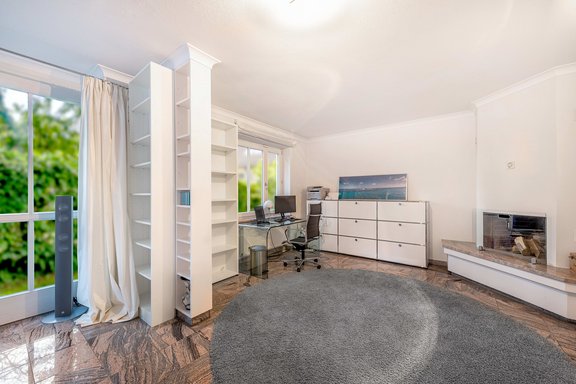 Arbeitsbereich mit Kamin