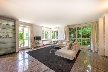 Furnished garden apartment with exclusive equipment and beautiful southwest garden