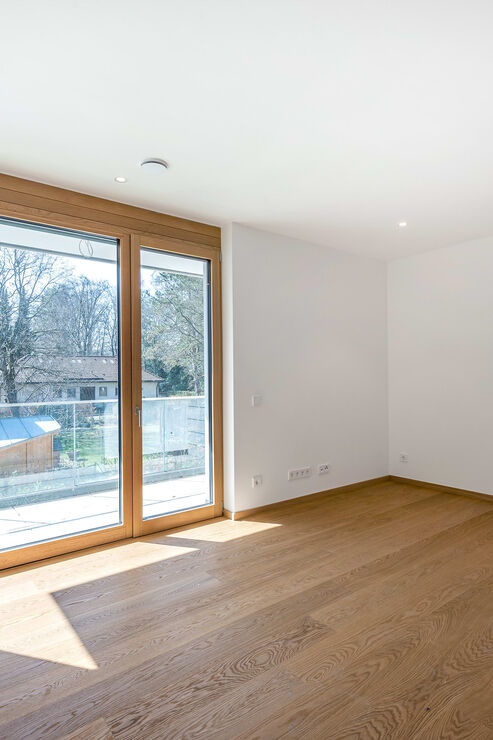 Lichterfülltes Masterschlafzimmer mit Balkon