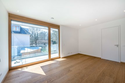 Lichterfülltes Masterschlafzimmer mit Balkon