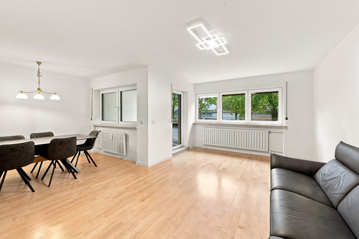 Heller Wohnbereich mit Loggia