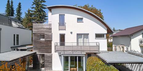 Gepflegte, bezugsbereite Haushälfte mit Garten, Dachterrasse und Einfamilienhaus-Charakter