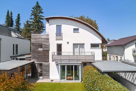 Gepflegte, bezugsbereite Haushälfte mit Garten, Dachterrasse und Einfamilienhaus-Charakter