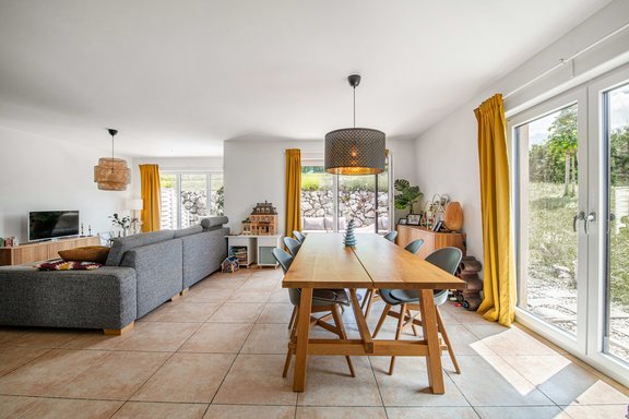 Bright living/dining area