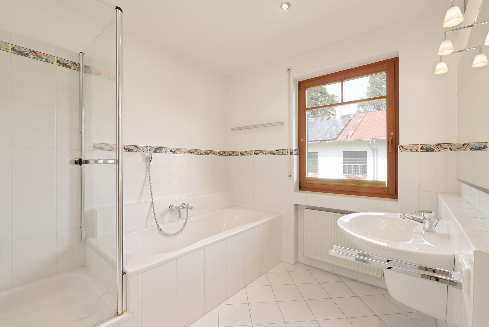 Bad mit Wanne und Dusche