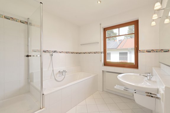 Bad mit Wanne und Dusche