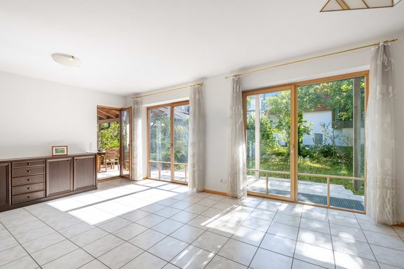 Lichtdurchflutetes Wohnzimmer