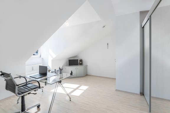 Arbeits- oder Kinderzimmer