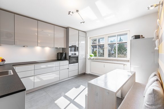 Küche mit modernen Einbauten