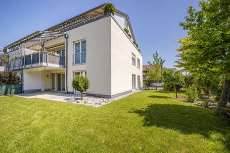 Gepflegte, moderne 4-Zimmer-Wohnung mit Traumgarten