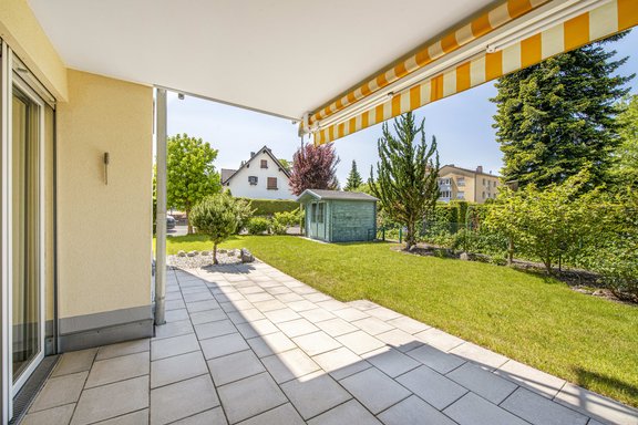 Terrasse und Privatgarten