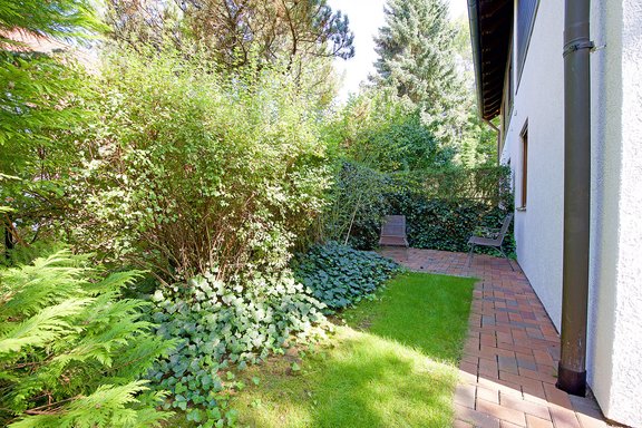 Idyllische Sitzecke hinter dem Haus