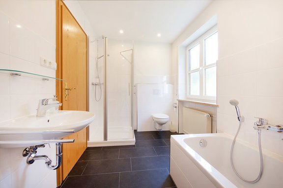 Modernes, lichterfülltes Badezimmer