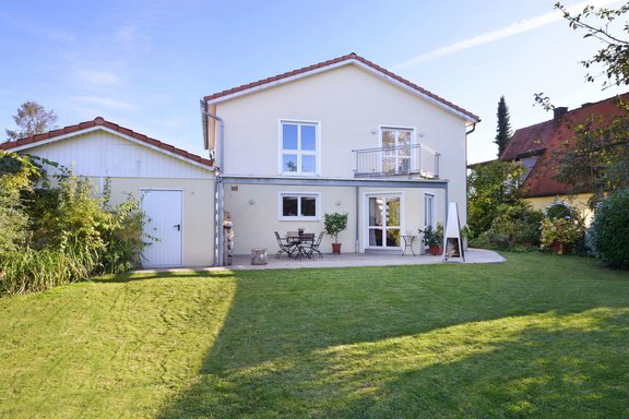 Rückansicht mit gepflegtem Garten