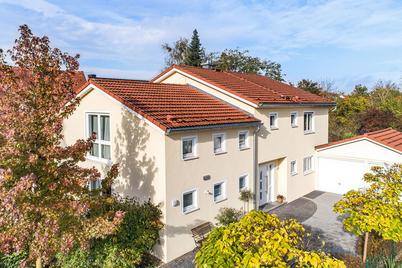 Gepflegtes Einfamilienhaus mit Einliegereinheit und Garten