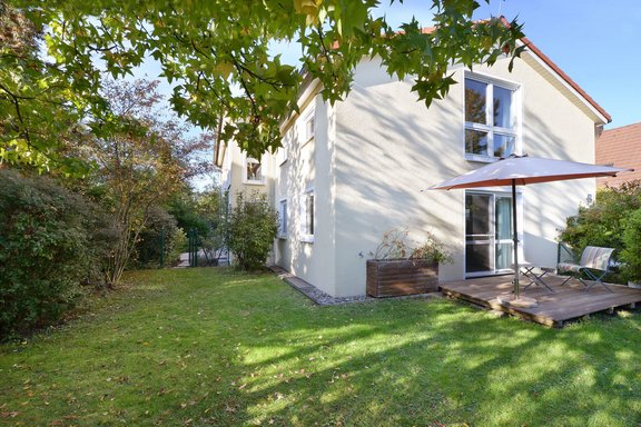 Vorgarten mit Terrasse der Einliegereinheit