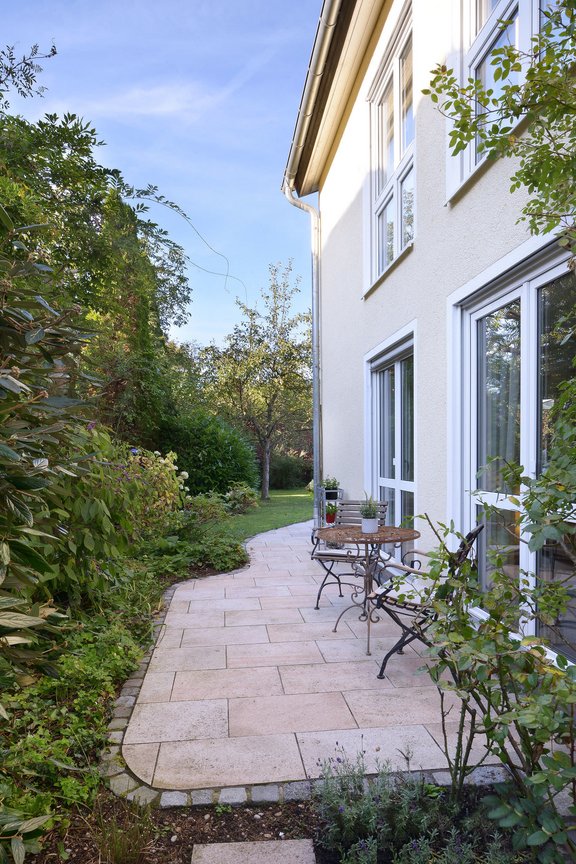 Terrasse mit Blick in den Garten