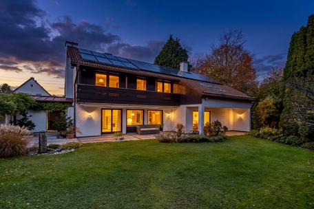 Well-maintained detached house with granny apartment, PV and solar thermal energy in a prime location