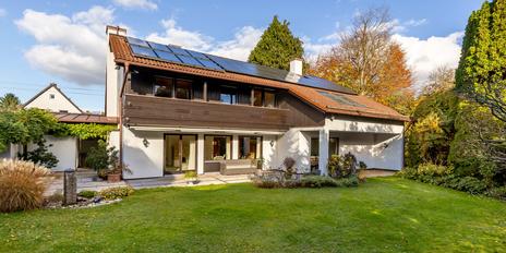 Well-maintained detached house with granny apartment, PV and solar thermal energy in a prime location