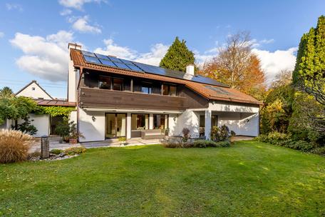 Well-maintained detached house with granny apartment, PV and solar thermal energy in a prime location