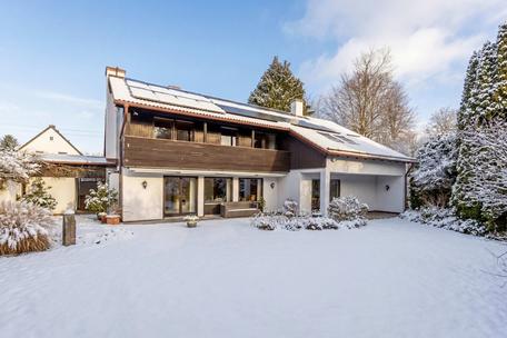 Well-maintained detached house with granny apartment, PV and solar thermal energy in a prime location