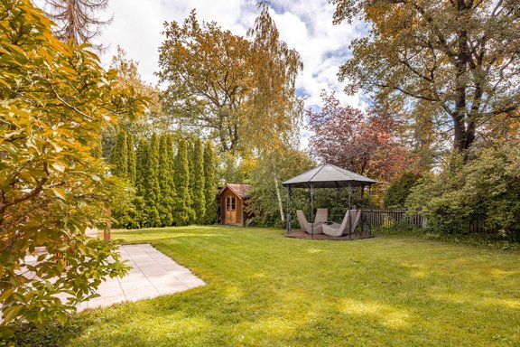 Ruhiger Garten in Ostausrichtung