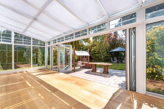 Heller Wintergarten mit angrenzender Terrasse
