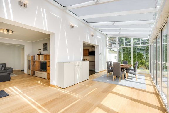 Spacious living/dining area