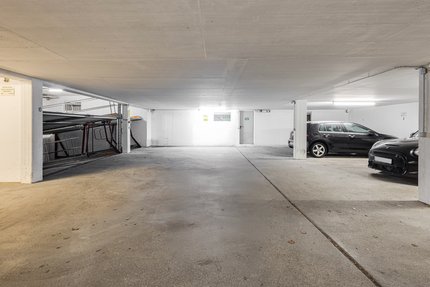 Tiefgarage mit sechs Einzel- und sechs Duplex-Stellplätzen