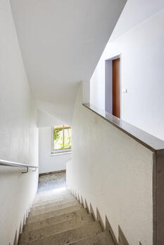 Helles, gepflegtes Treppenhaus