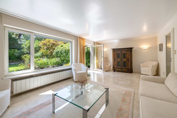 Wohnzimmer mit Gartenblick