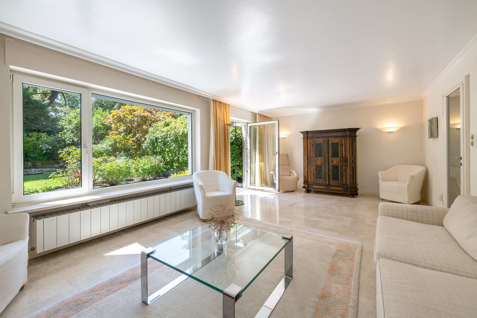 Wohnzimmer mit Gartenblick