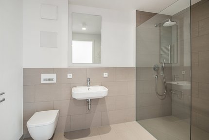 Geräumiges Gäste-Duschbad
