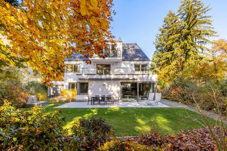 Geräumige Architekten-Villa von 2023 mit Lift, Tiefgarage und Spa-Bereich