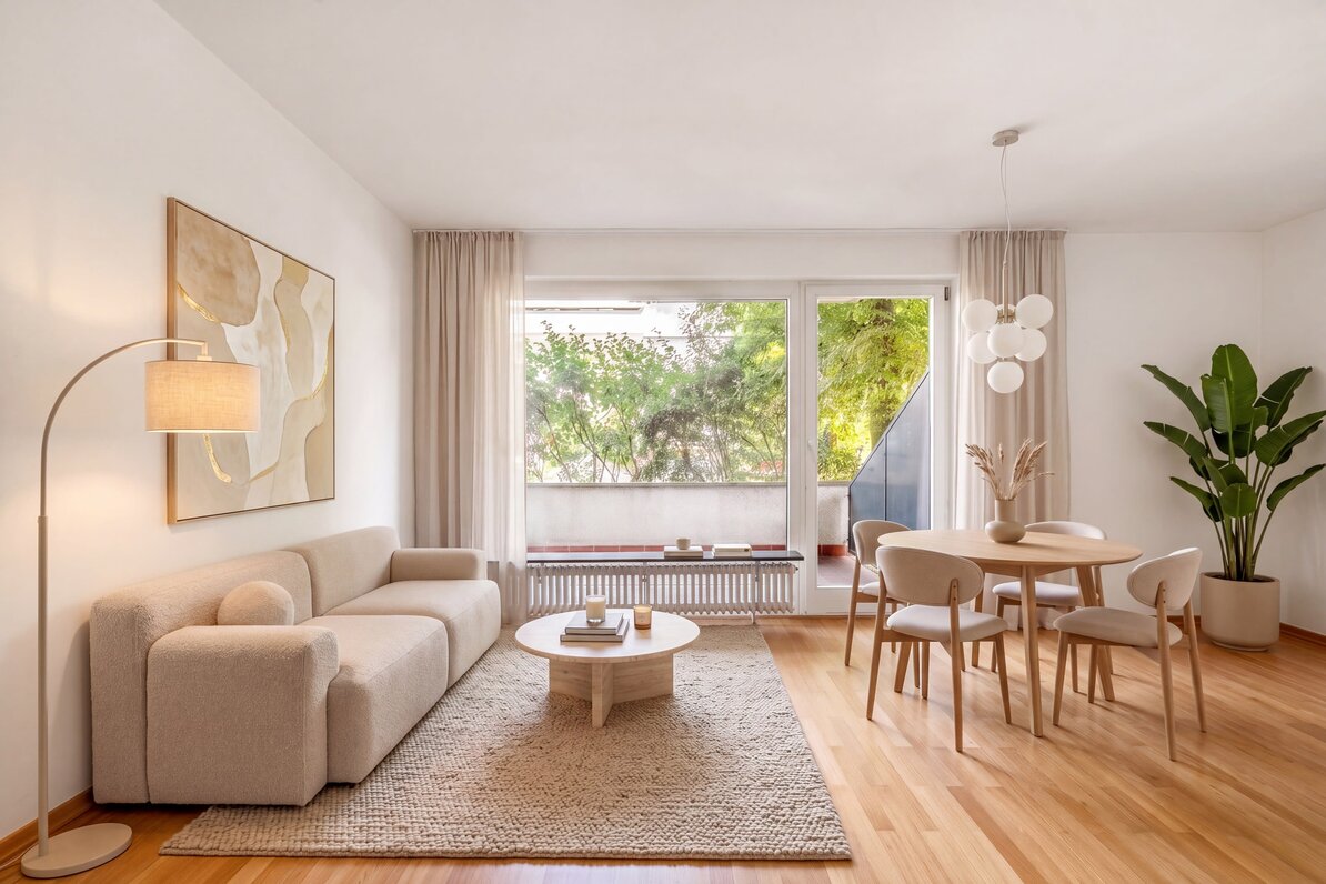 Wohn-/Esszimmer mit Balkon (virtuell möbliert)