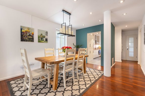 Zur Küche angrenzender Essbereich