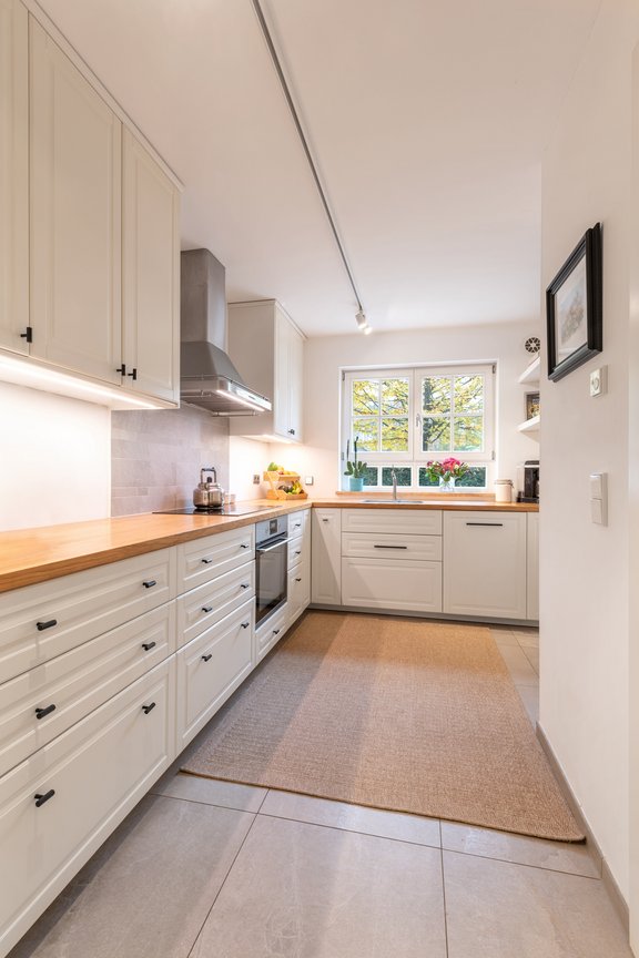 Moderne Einbauküche im Landhausstil