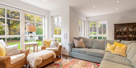 Geräumige Haushälfte mit 5 Schlafzimmern und Hobbybereich in Villenlage