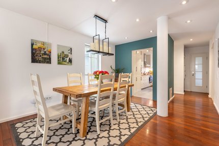 Zur Küche angrenzender Essbereich