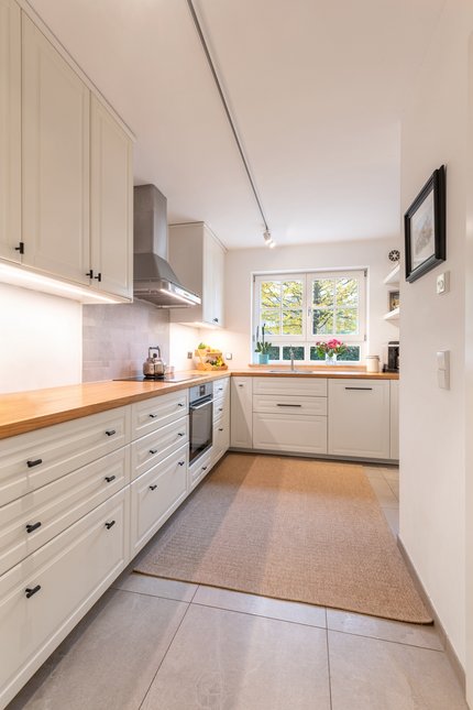 Moderne Einbauküche im Landhausstil