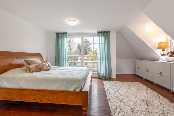 Masterschlafzimmer mit Zugang zur Dachterrasse