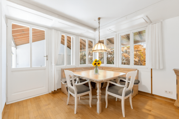 Esszimmer mit Zugang zur Terrasse (visuell)