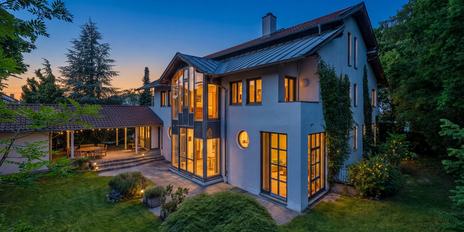 Geräumiges Familiendomizil mit Einliegerwohnung nahe Biotech-Campus und Haderner Forst