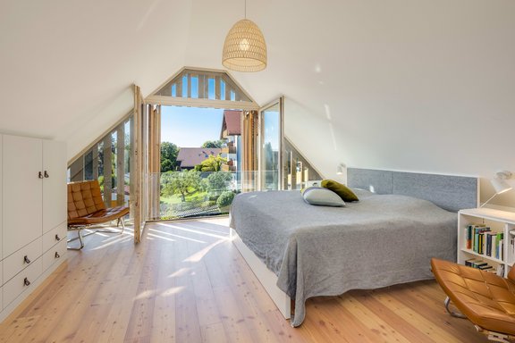 Luftiges Masterschlafzimmer