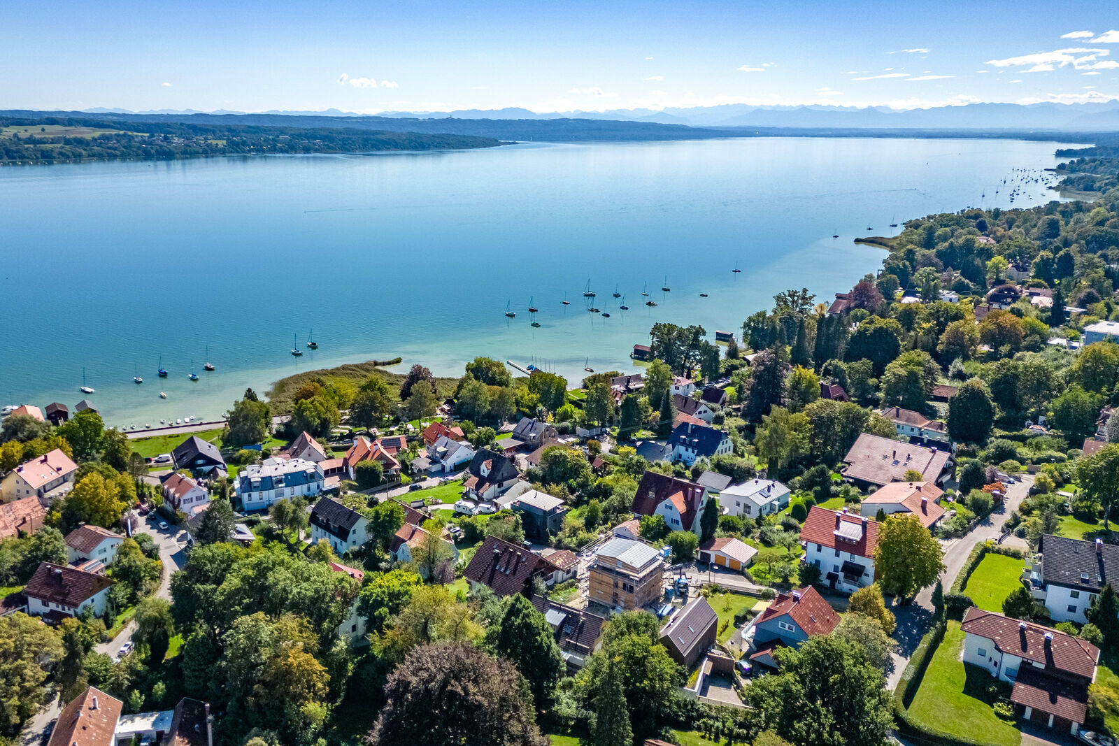 Nur wenige Schritte zum See