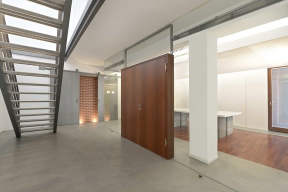 Internal staircase and conference room on the ground floor (unit 2)