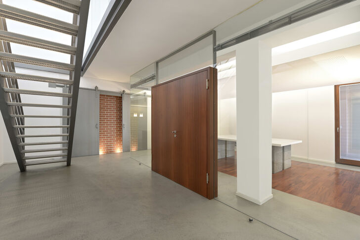Interne Treppe und Konferenzraum im EG (Einheit 2)