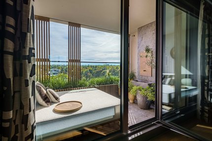 6. OG: Ost-Loggia vor einem Schlafzimmer